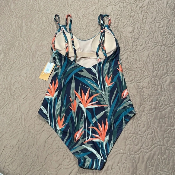 Cute Swimsuit - Picture 4 of 10